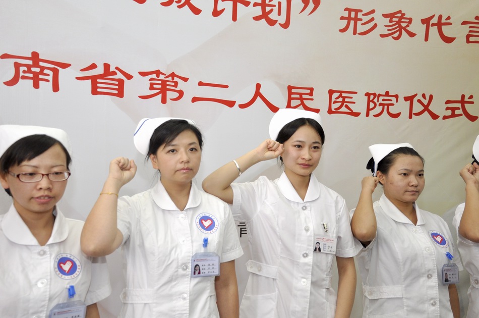 昆明救人护士曾受助希望工程:我要把爱心传递下