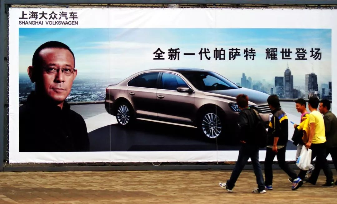 2011年一则大众帕萨特广告,人们正从广告前走过./ 图虫创意