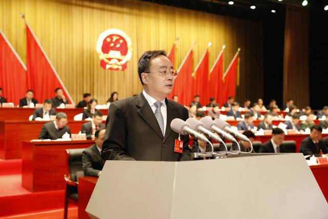 严应骏说,区政府将深入贯彻落实党的十九届四中全会精神,坚持以新状态
