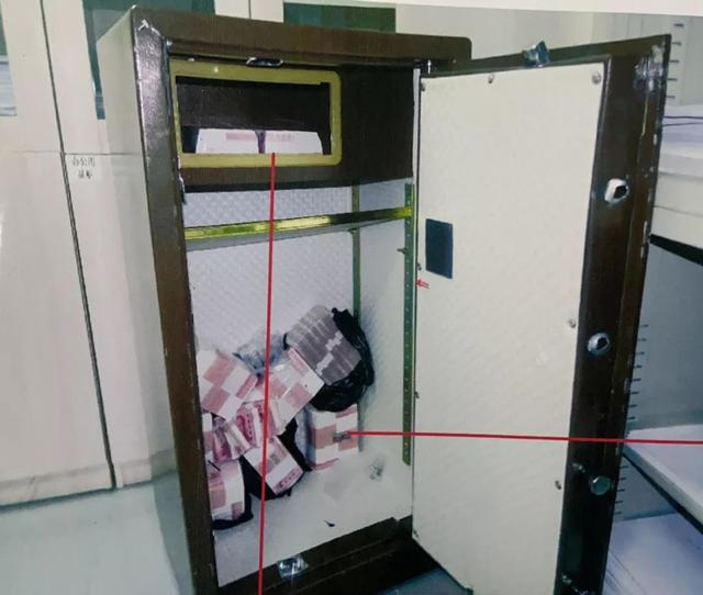 保险箱里120万,小偷只拿了27万!真相匪夷所思.