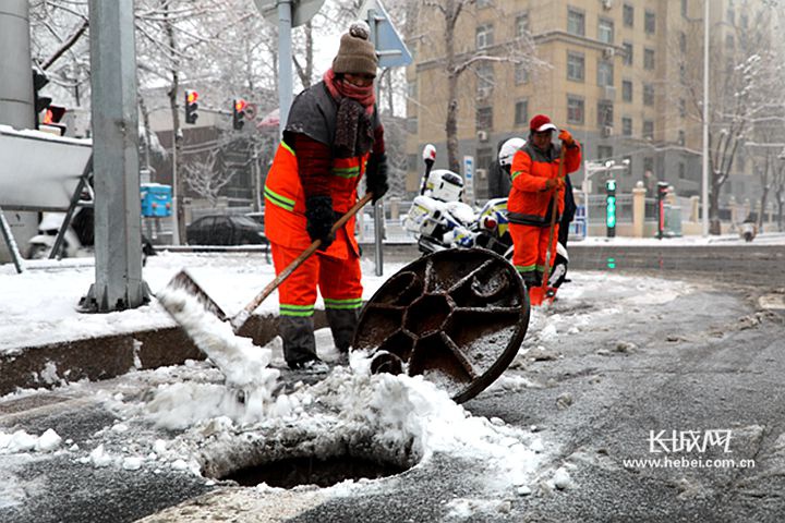 石家庄迎来年的第一场雪 32吨融雪剂保障道路畅通 手机新浪网 石家庄迎来年的第一场雪 32吨融雪剂保障道路畅通 手机新浪网
