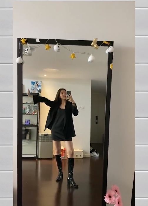 镜子中被p图的腿给抢镜了,当她往前走了几步之后,镜头拍到她的全身照