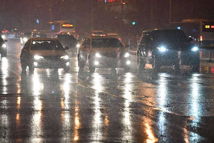 朝阳北路,道路的雪已经被车辆碾化。