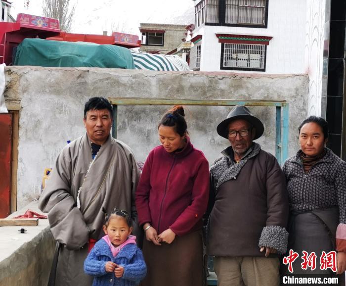 村里有个“购物担当” 西藏乡村网购不再难