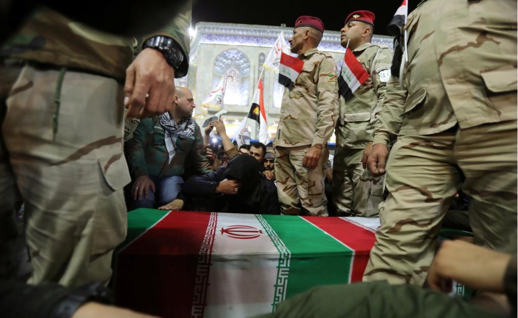 覆盖着伊朗国旗、装有苏莱马尼遗体的棺材。图源：路透社