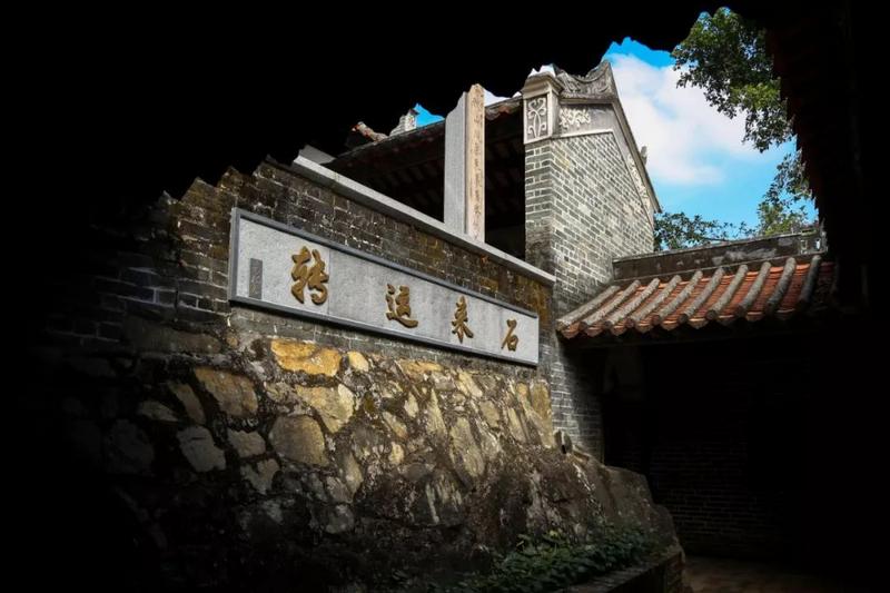 进了大门,眼前是一块巨石,这就是传说中的"求鱼神石"——石文光将军的