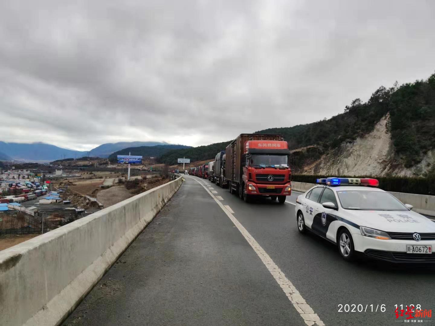 雅西高速拖乌山段解除交通管制,警车编队带道通行