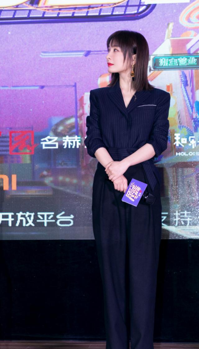 吴昕不愧是"东北赫本",穿风衣在国外凹造型,摩卡波波头真洋气