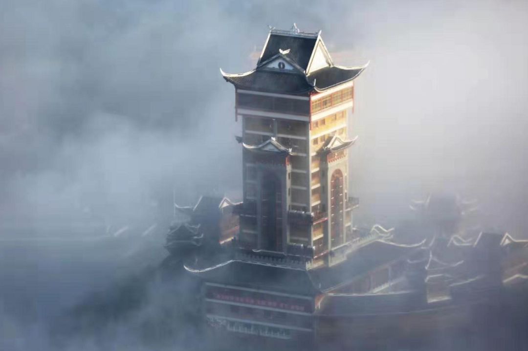 若隐若现整个城市如云中楼阁一般贵州毕节迎来大雾天气