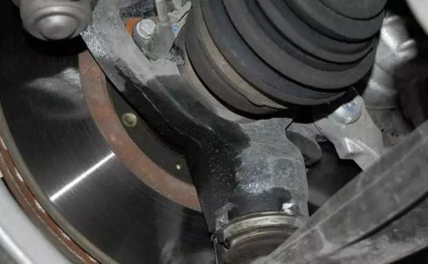 刹车失灵前四个预兆，发现了还不在意就是拿命开玩笑