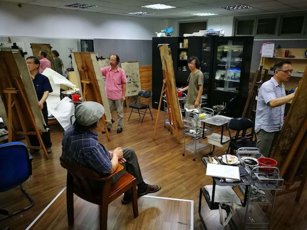 "水墨缘"画家在工作室写生