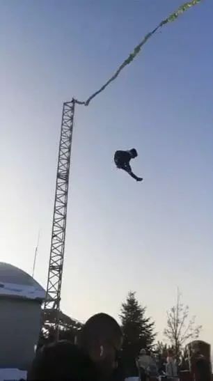 哈萨克斯坦一男童玩迷你蹦极被意外弹飞,全身多处骨折