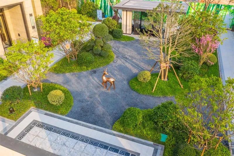 枯山水始于中国汉代,后传入日本,由细沙碎石铺地,搭配叠放有致的造型