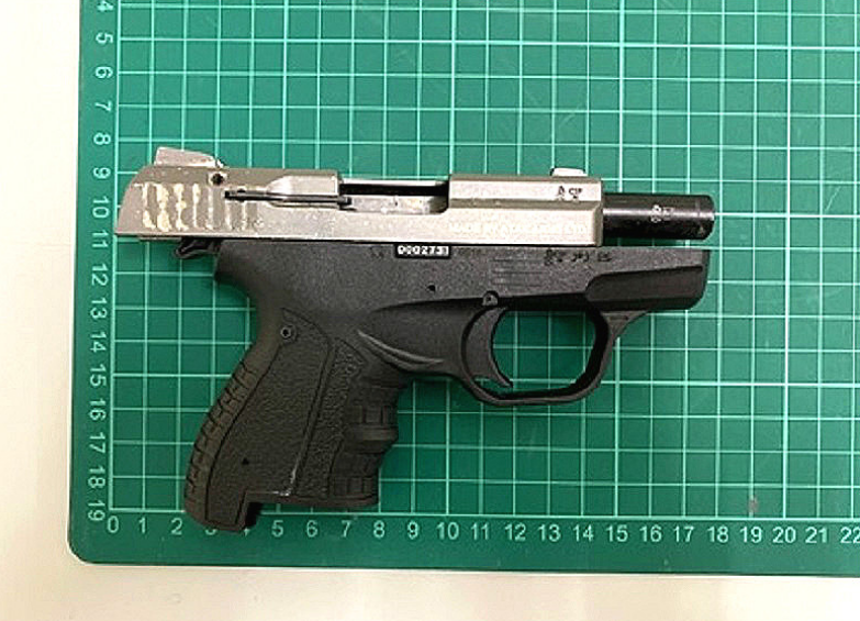 警方检获疑似手枪(警方提供)