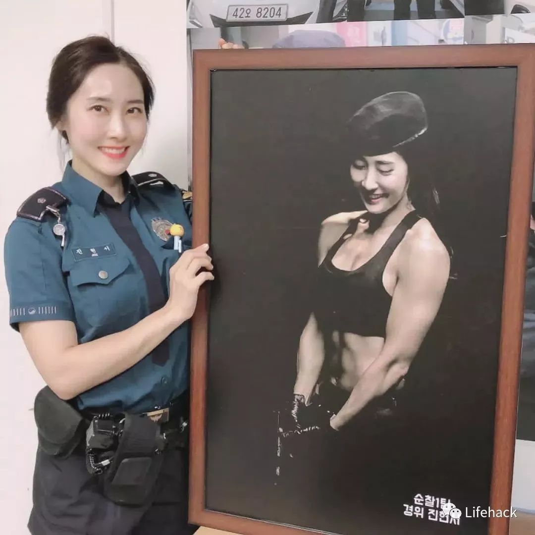 原来她不仅是一名警察,还是一个3岁孩子的妈妈,你能看出照片中的她