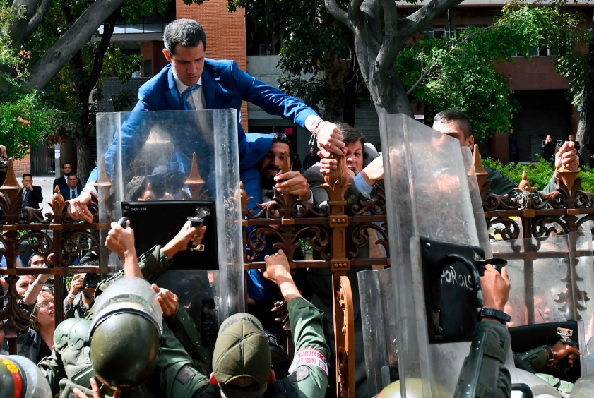  瓜伊多强行翻越国会大厦栏杆（图源：法新社）