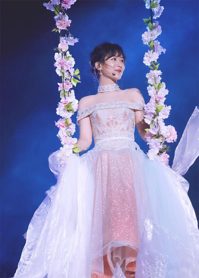 杨紫整容后遗症穿星空银粉裙美的不像话但脸越看越像韩国主播