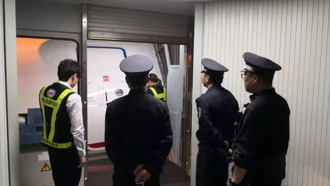 男子在飞机厕所偷偷干这事,被拘5天!