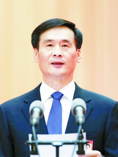 胡曙光作工作报告     记者邱焰 摄