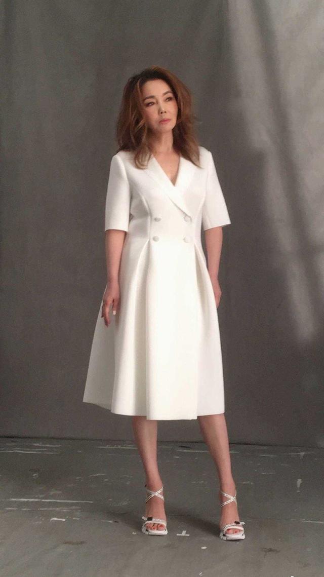 辛晓琪太敢穿了,身穿大红色西服裙装秀身材,大长腿有1米5不止