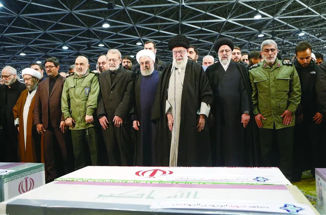 ▲ 6日，伊朗最高领袖哈梅内伊率领伊朗高层在德黑兰为遇袭身亡的苏莱曼尼等人举行追悼仪式。