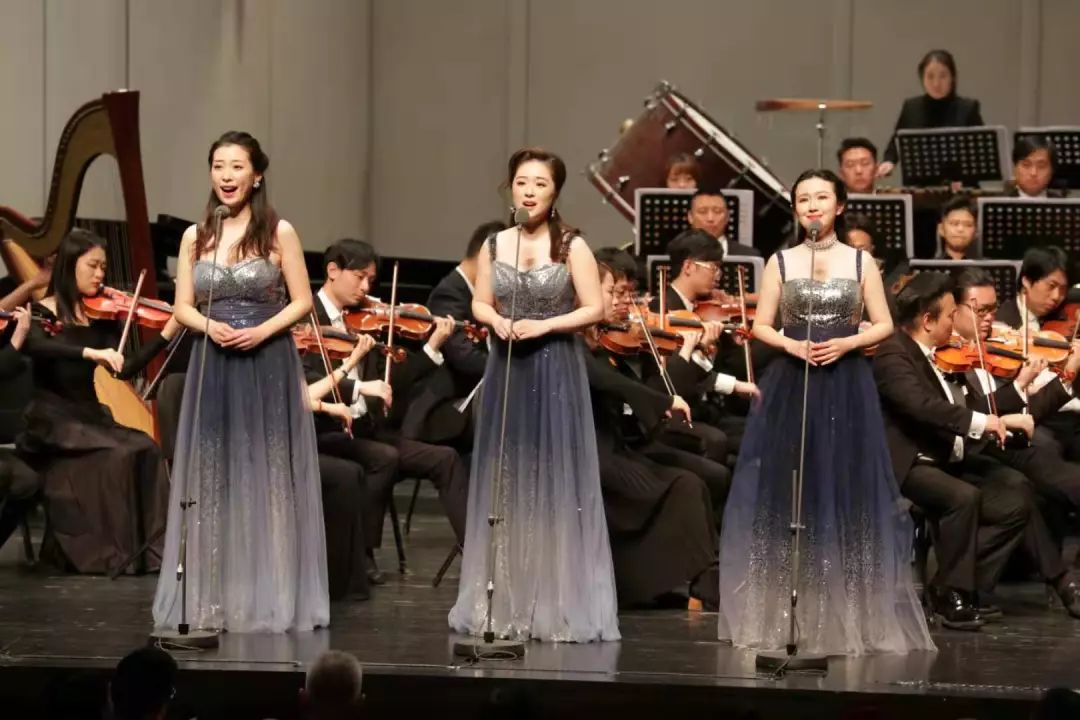 女声三重唱《小河淌水》(云南民歌)伯   鹤  胡   琳  梁文静男声独唱