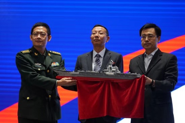 中船集團(tuán)向軍事博物館捐贈(zèng)山東艦文創(chuàng)產(chǎn)品:山東艦拼裝模型