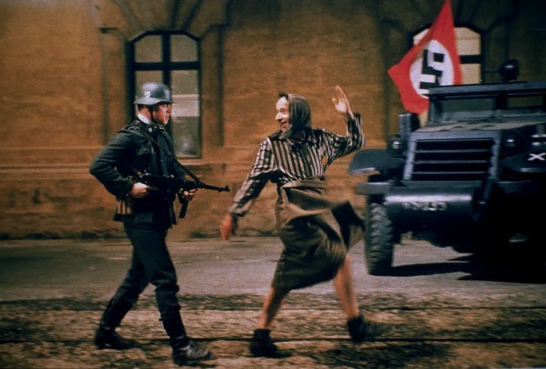 最终抱得美人归的爱情故事;后半段则是当一家人在犹太集中营里,父亲用