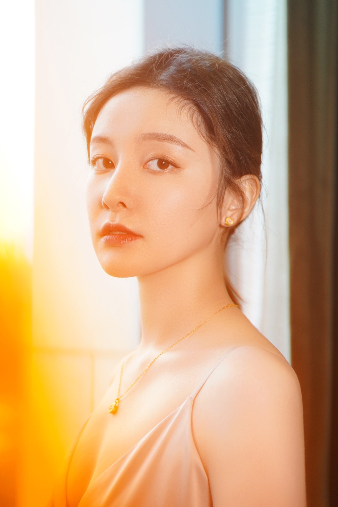 崔心心亮相精品盛典 银色闪光长裙明艳动人