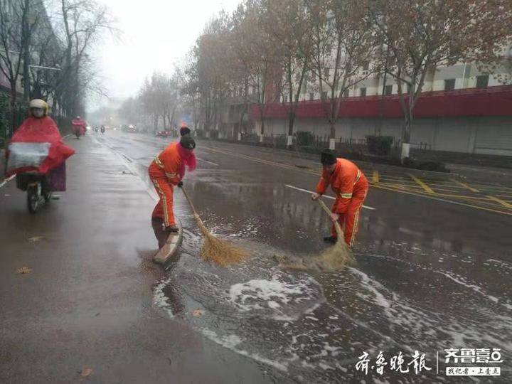 雪来了！济南城管人连夜铺设防滑垫、播撒融雪剂