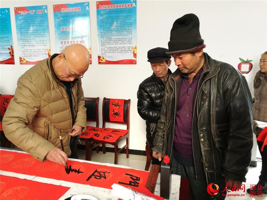 河北滦平县书法家为村民送新年祝福