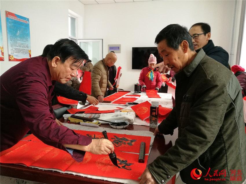 河北滦平县书法家为村民送新年祝福
