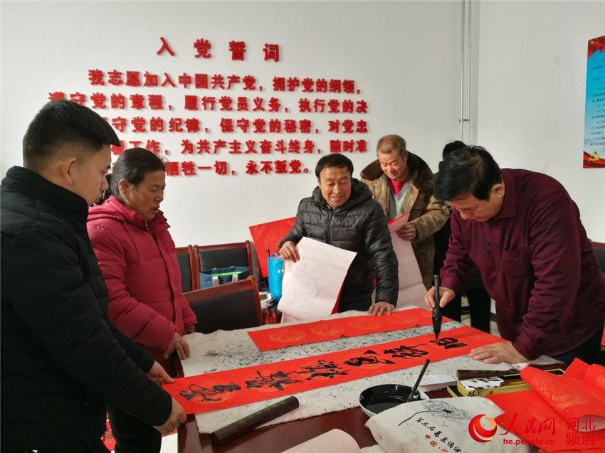 河北滦平县书法家为村民送新年祝福