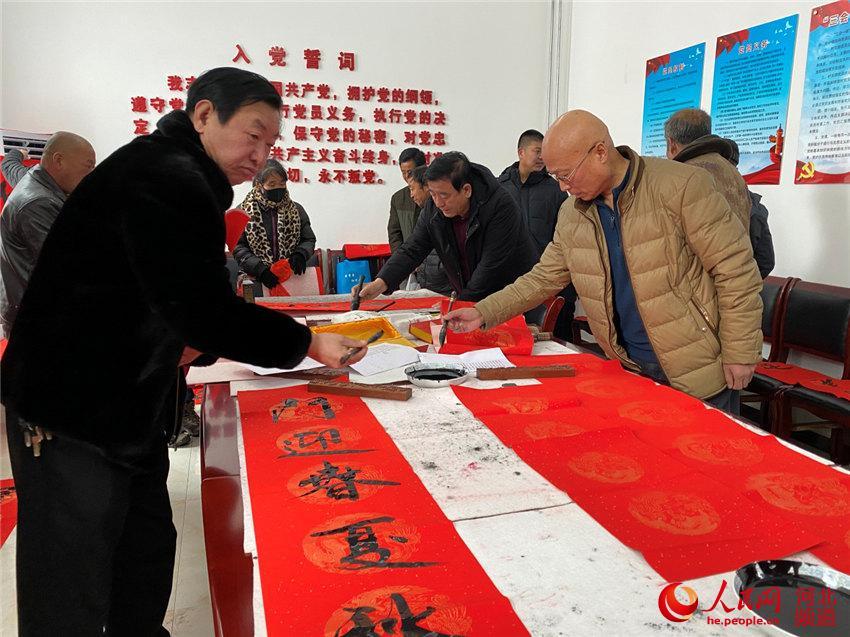 河北滦平县书法家为村民送新年祝福