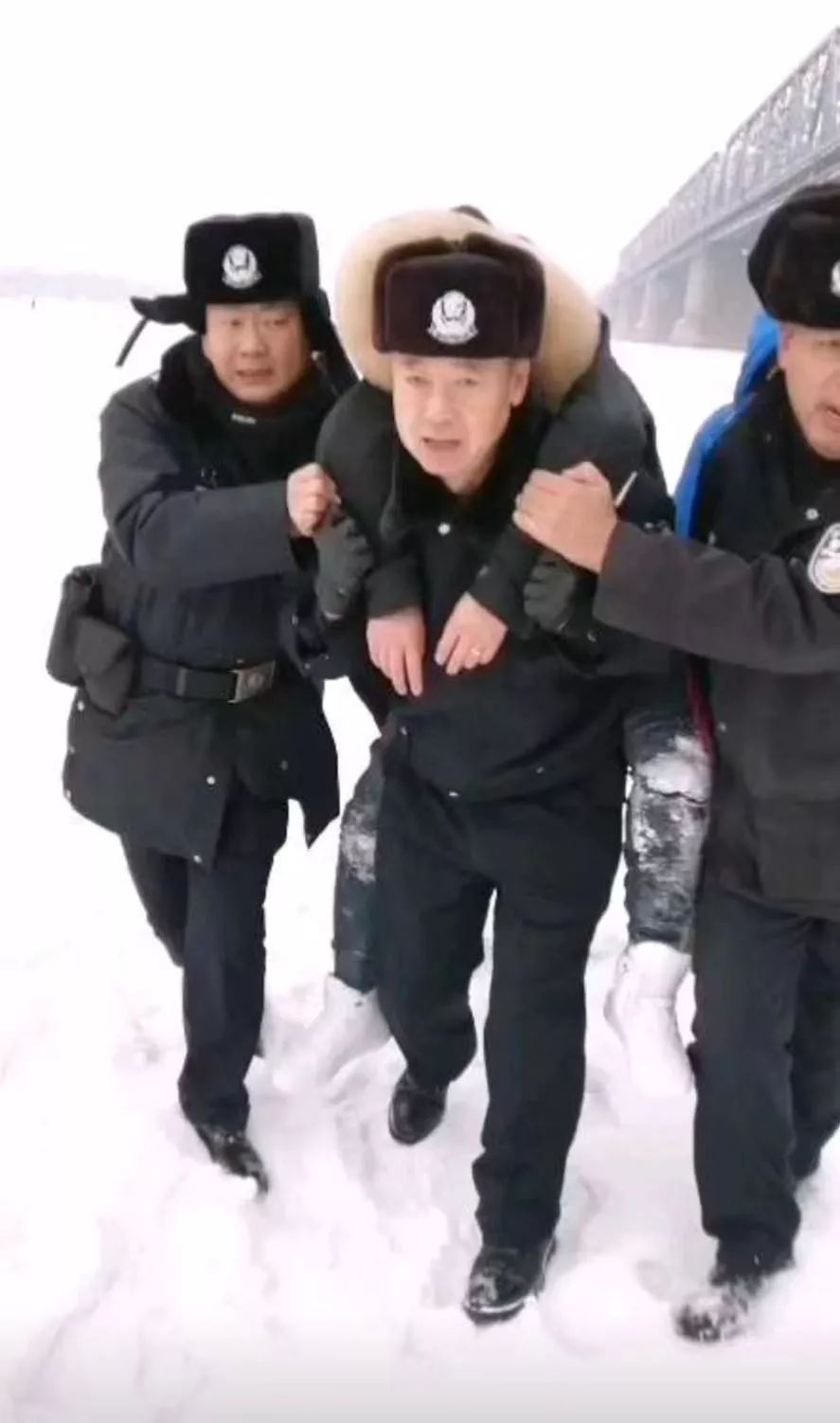 松花江面上警察背着一女子狂奔