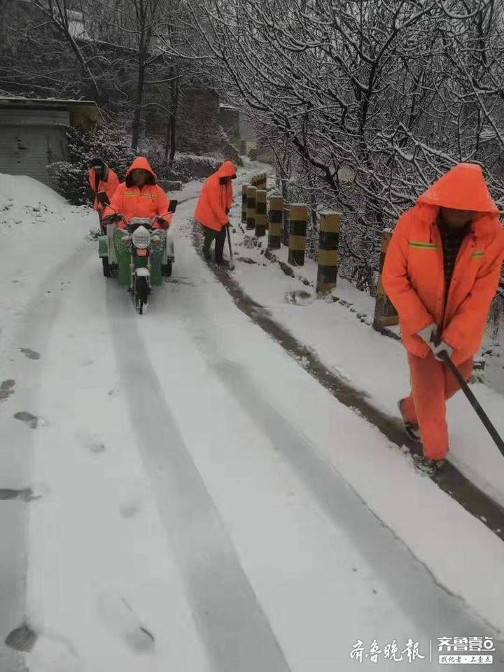 雪来了！济南城管人连夜铺设防滑垫、播撒融雪剂