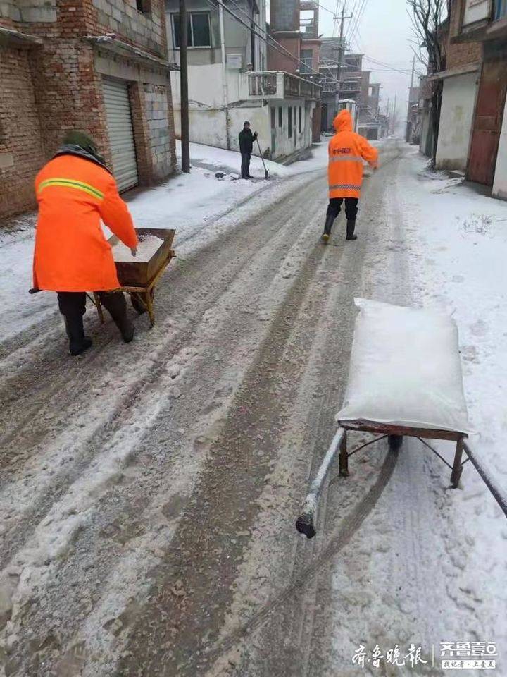 雪来了！济南城管人连夜铺设防滑垫、播撒融雪剂