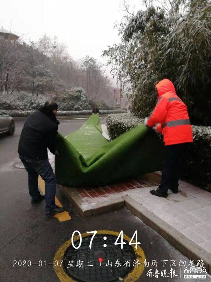 雪来了！济南城管人连夜铺设防滑垫、播撒融雪剂
