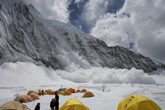 队员在C1营地遇到雪崩。何玉龙/摄