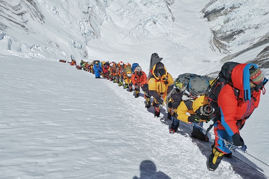 登顶下撤到海拔7800米时遇到上山的人。王学峰/摄
