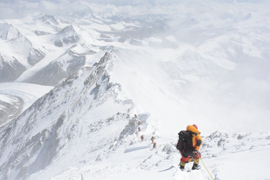 北大山鹰社登顶珠峰后下撤。夏凡/供图