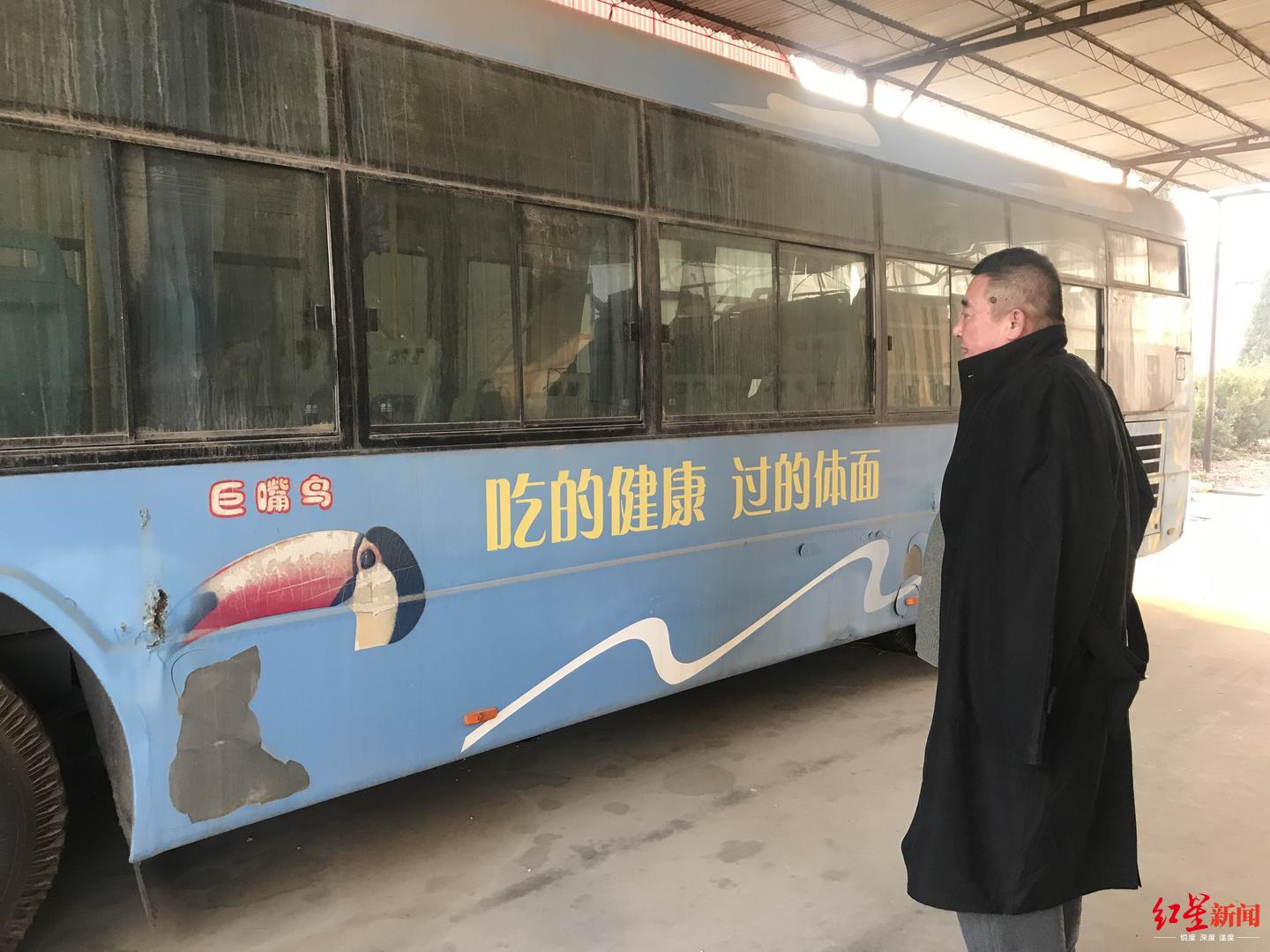 ▲ 满增志看到曾经接送员工的车，很伤感。