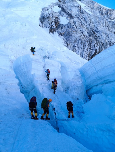攀登者通过昆布冰川。何玉龙/供图