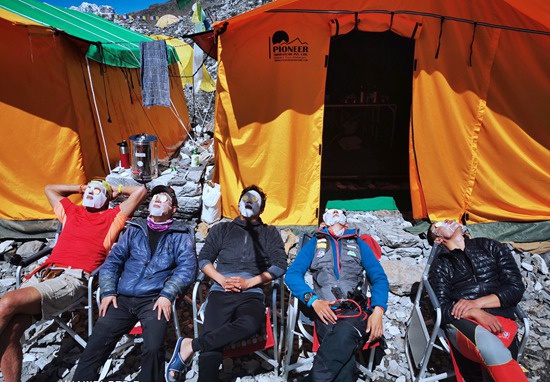 珠峰大本营，队员贴面膜休息。何玉龙/供图