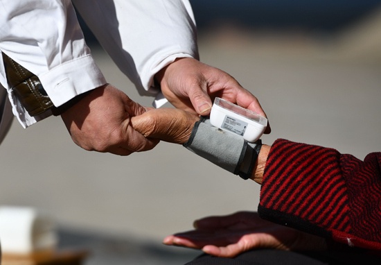 在广西柳州市鹿寨县四排镇江南村，一位村医在给村民量血压。新华社记者黄孝邦/摄