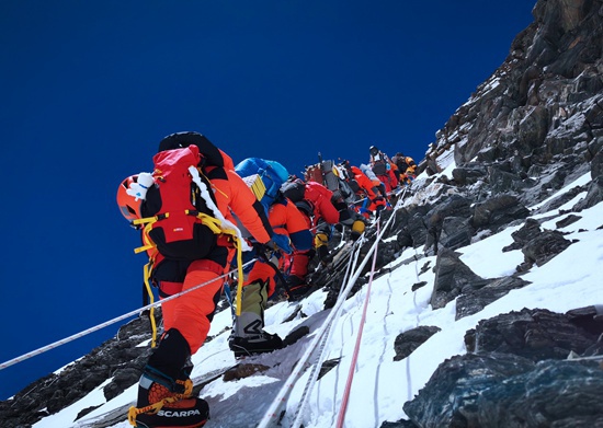 珠峰南坡攀登者沿路绳向上攀登。何玉龙/摄