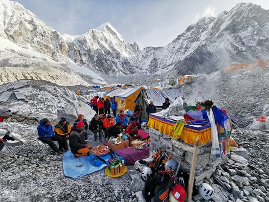 攀登前大本营的煨桑仪式。王学峰/摄