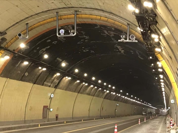 铁山坪隧道启用抓拍系统 日均百余台车因违法变道被查处