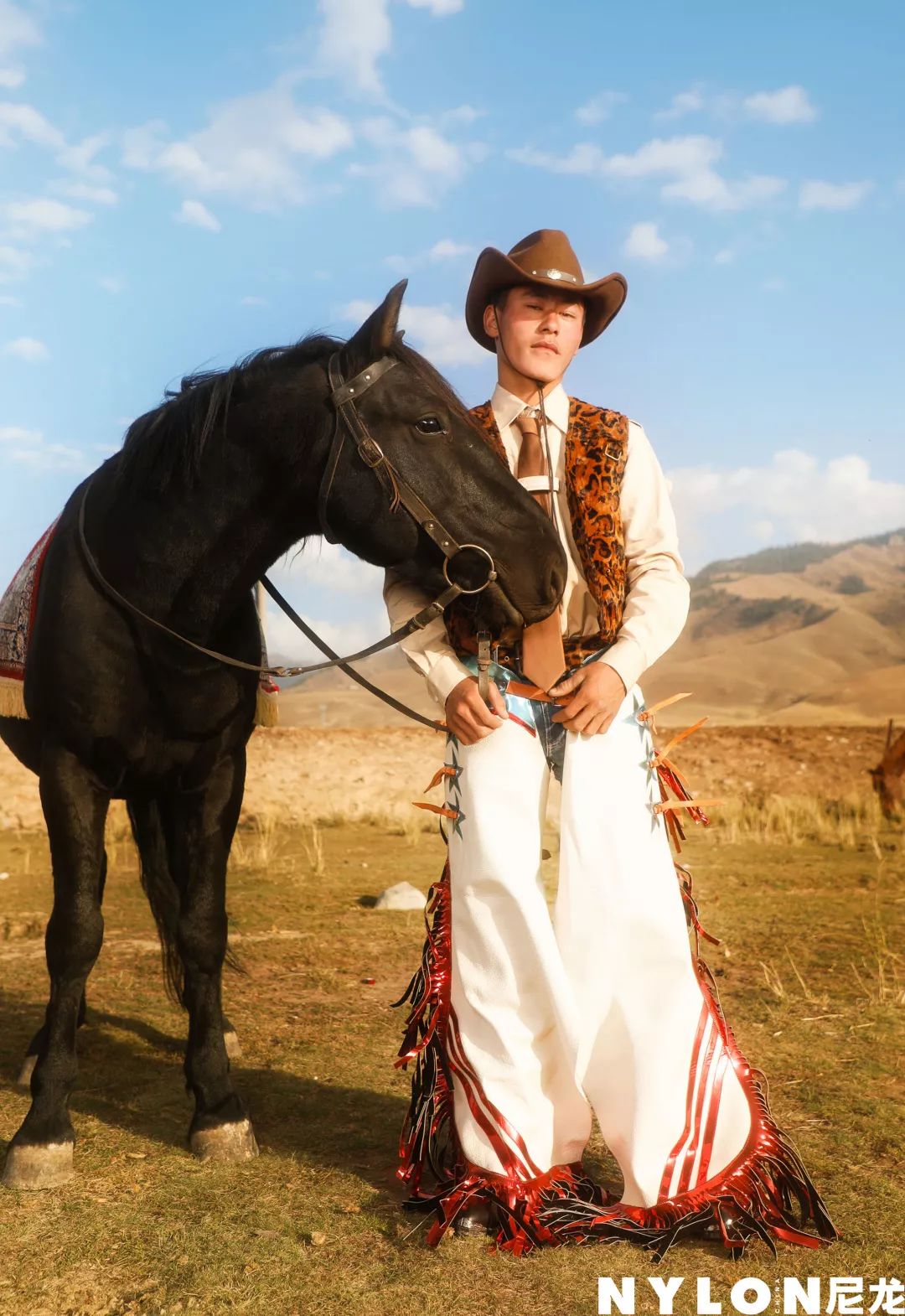 走访伊犁哈萨克族年轻人,一边放牧一边刷抖音的日常是怎样的?