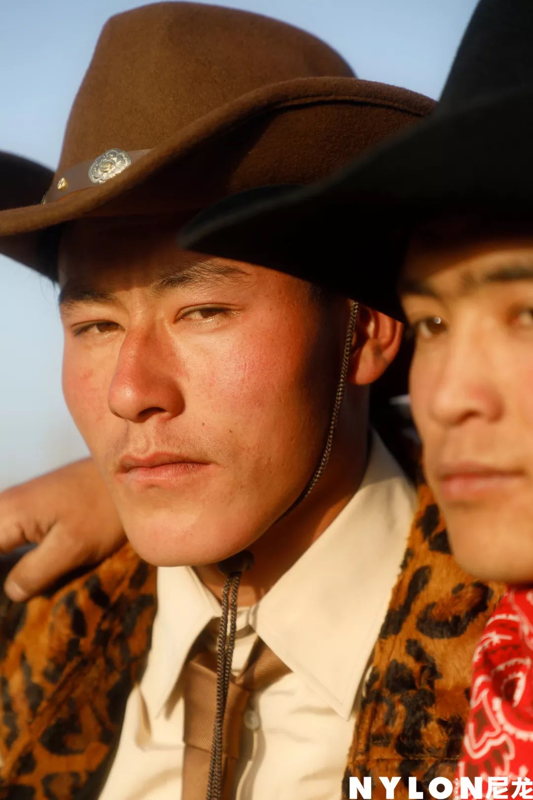 走访伊犁哈萨克族年轻人,一边放牧一边刷抖音的日常是怎样的?